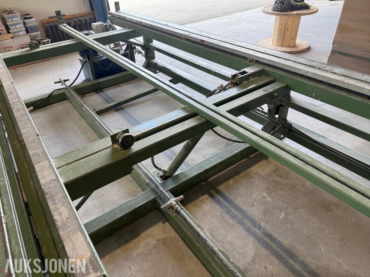 Hydraulisk butterfly-/vendeanlegg for veggelementer